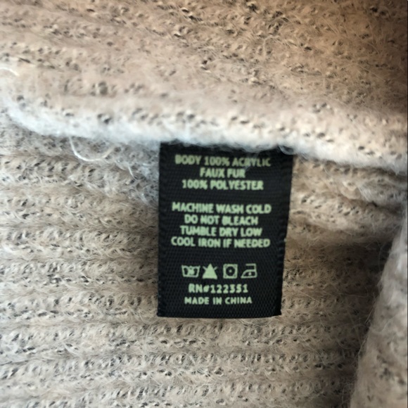 NWOT Urban Outfitters Winter Pom Hat (Beige/Cream) - Picture 3 of 3